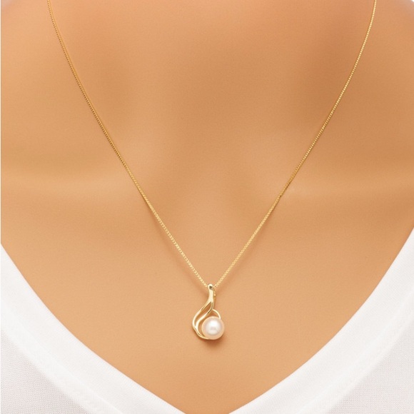 Gold Pearl Pendant Necklace - Picture 3 of 4